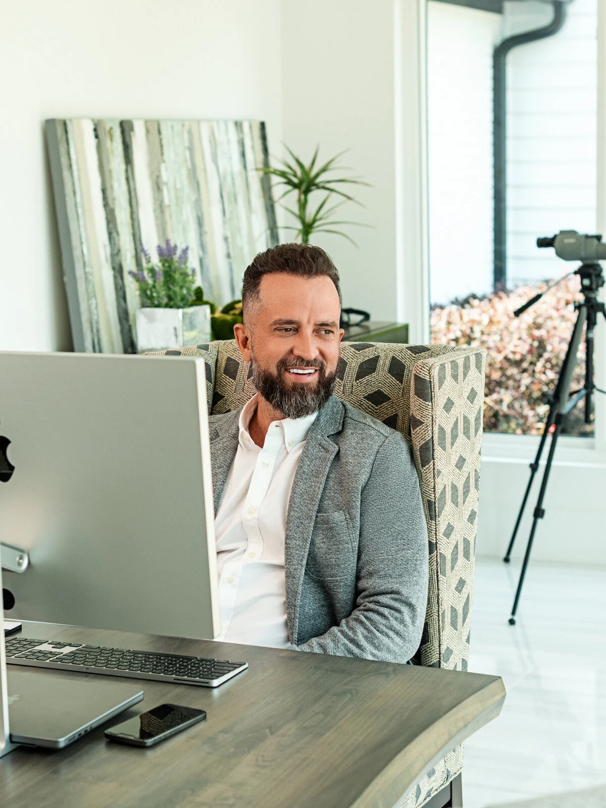 Shawn Ekbatani smiling at his desk